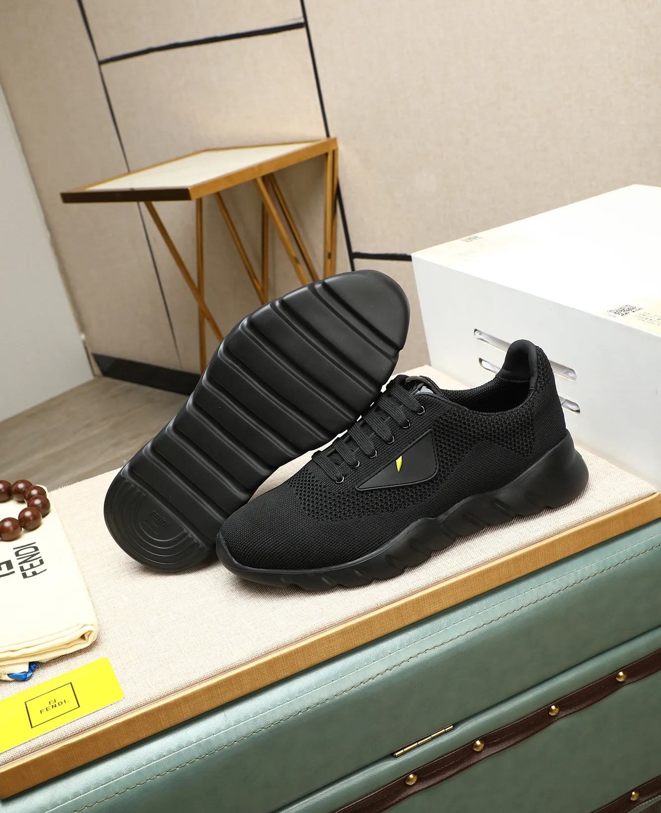 Men's Men's Shoes 💰680 Fendi Fendi's latest Tag series of men's casual mesh sports running shoes, originally purchased and developed, this Tag sports shoe is a one-leg sneaker, made of black high-tech mesh material with gray neoprene details. Oversized FENDI lettering on the side and translucent rubber details. Light and flexible rubber running shoe soles, beautifully packaged at the delivery counter, customized breathable lining, original molded foam rubber outsole, sole thickness: 3.5CM! Size: 39-44 (customized at 38.45.46)